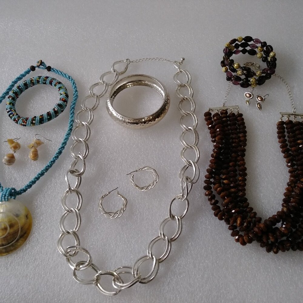 Fashion jewelry 9 lot necklaces, bracelets, earrings.